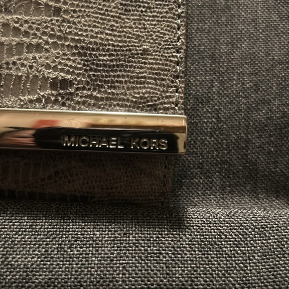 Michael Kors, gray snake, print fabrication & silver tone wallet, pre loved. - Picture 7 of 10